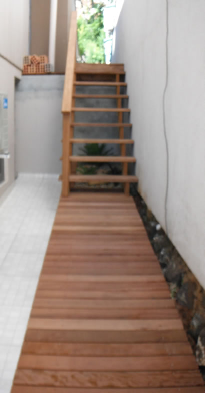 Escada de madeira