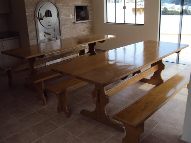 Mesa com Bancos