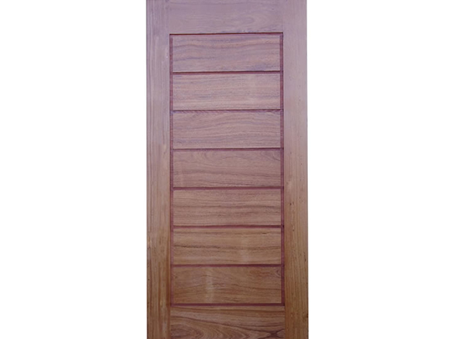 Porta de madeira riscada