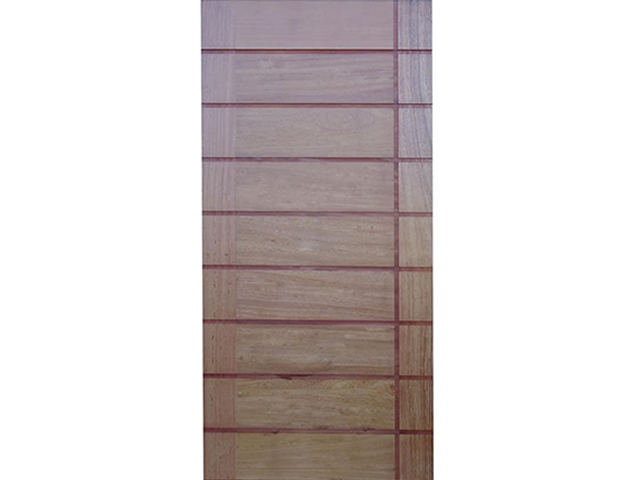 Porta de madeira riscada
