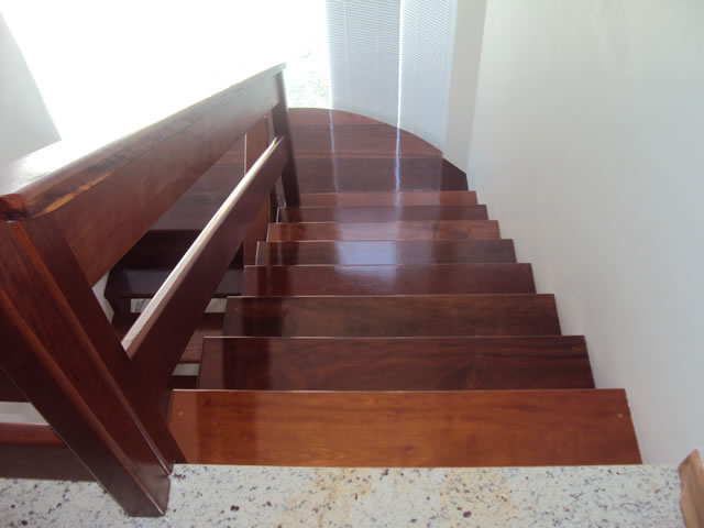 Escada interna em madeira
