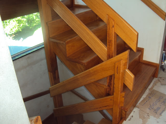 Escada interna em madeira