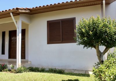 Janela-de-Veneziana-no-Amadeirado