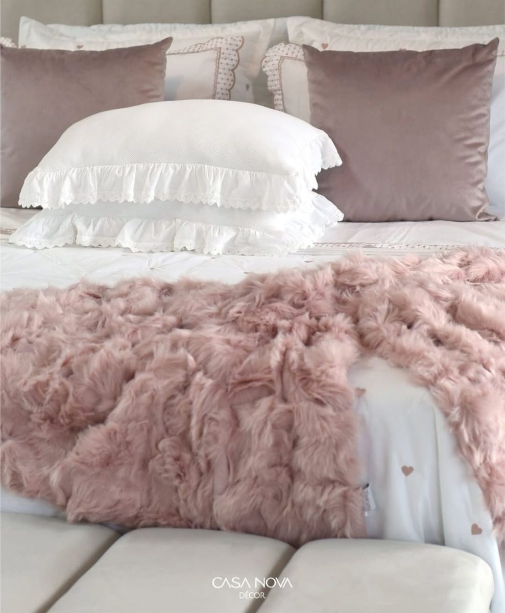 Cama, mesa e banho