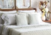 Cama, mesa e banho