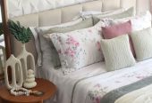 Cama, mesa e banho