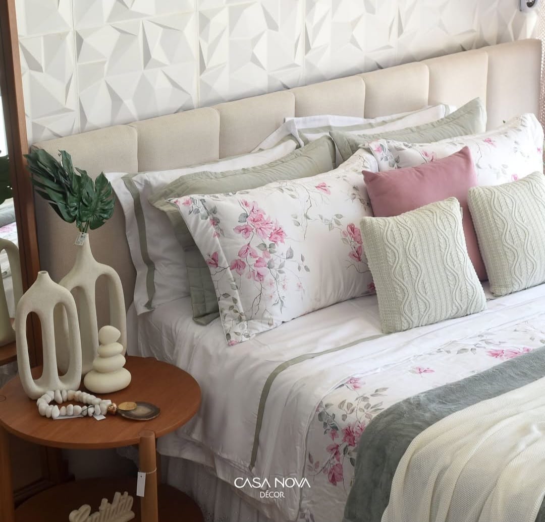 Cama, mesa e banho