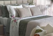 Cama, mesa e banho