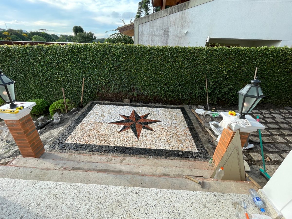 Calçada em Petit Pavet ( Pedra Portuguesa)