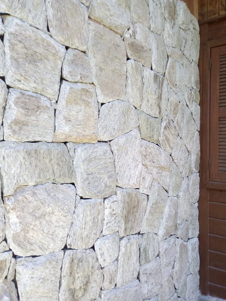 Revestimento com pedras naturais