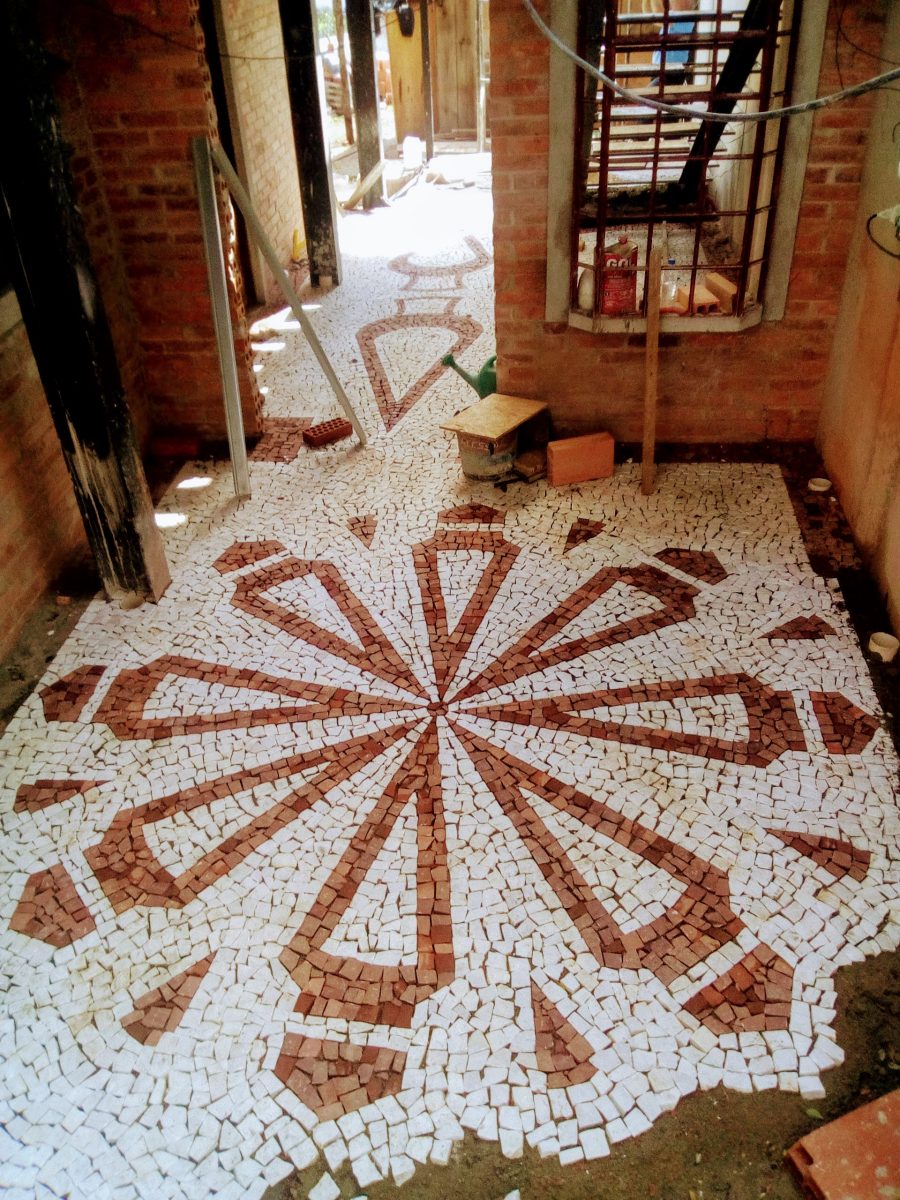 Calçada em Petit Pavet ( Pedra Portuguesa)