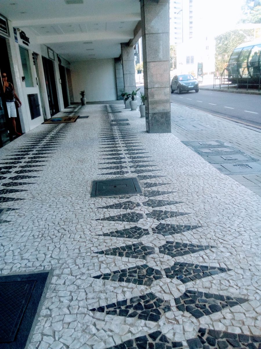 Calçada em Petit Pavet ( Pedra Portuguesa)