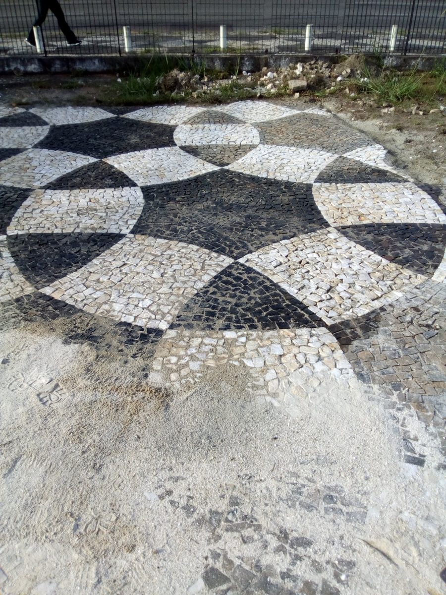 Calçada em Petit Pavet ( Pedra Portuguesa)